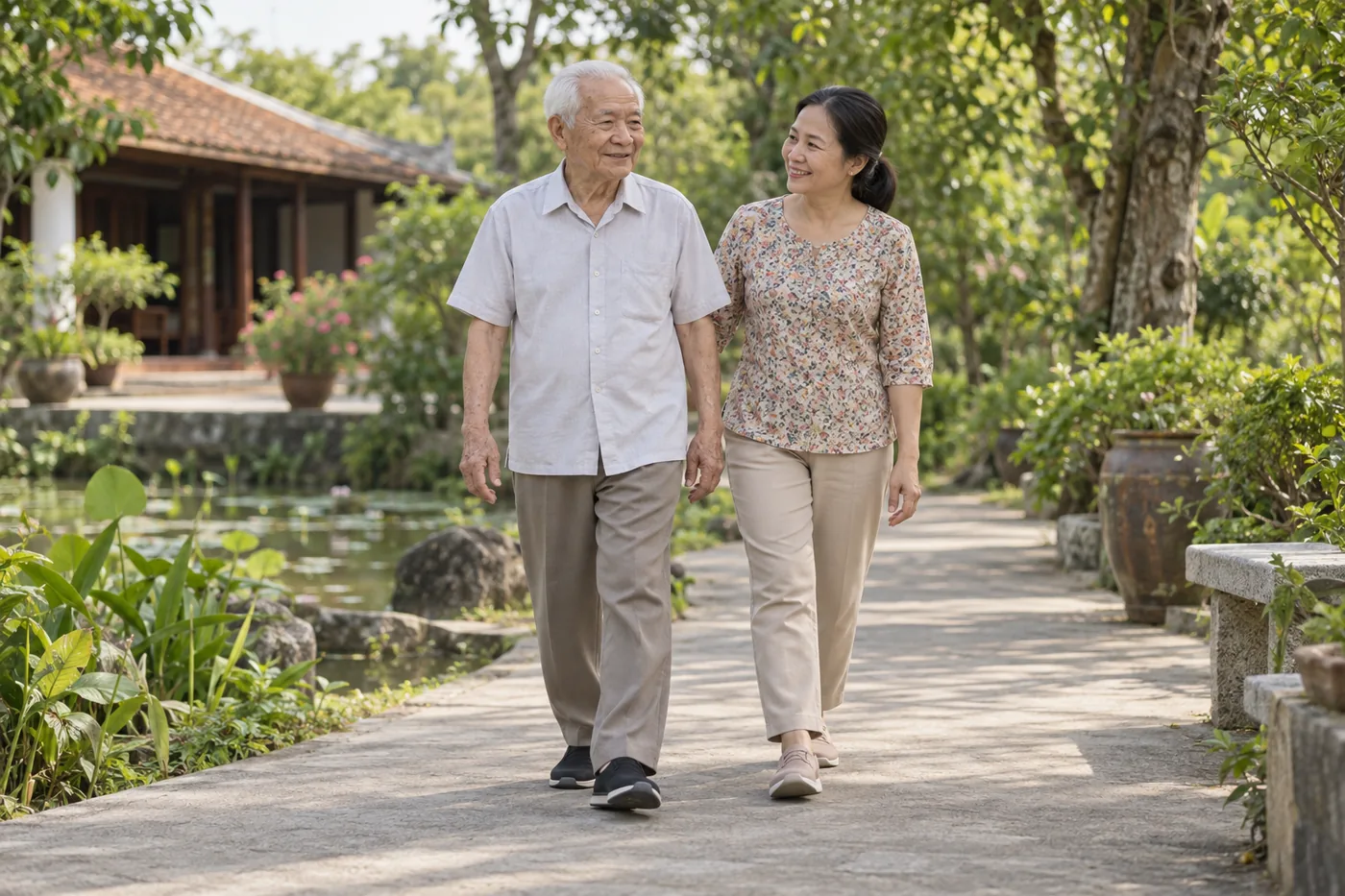 Ông lớn tuổi đi bộ trên lối bằng phẳng bên người hỗ trợ.