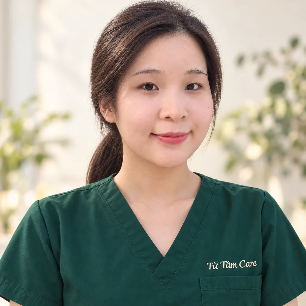Chân dung nhà sáng lập Từ Tâm Care trong đồng phục điều dưỡng xanh lá, tóc cột gọn và nụ cười nhẹ