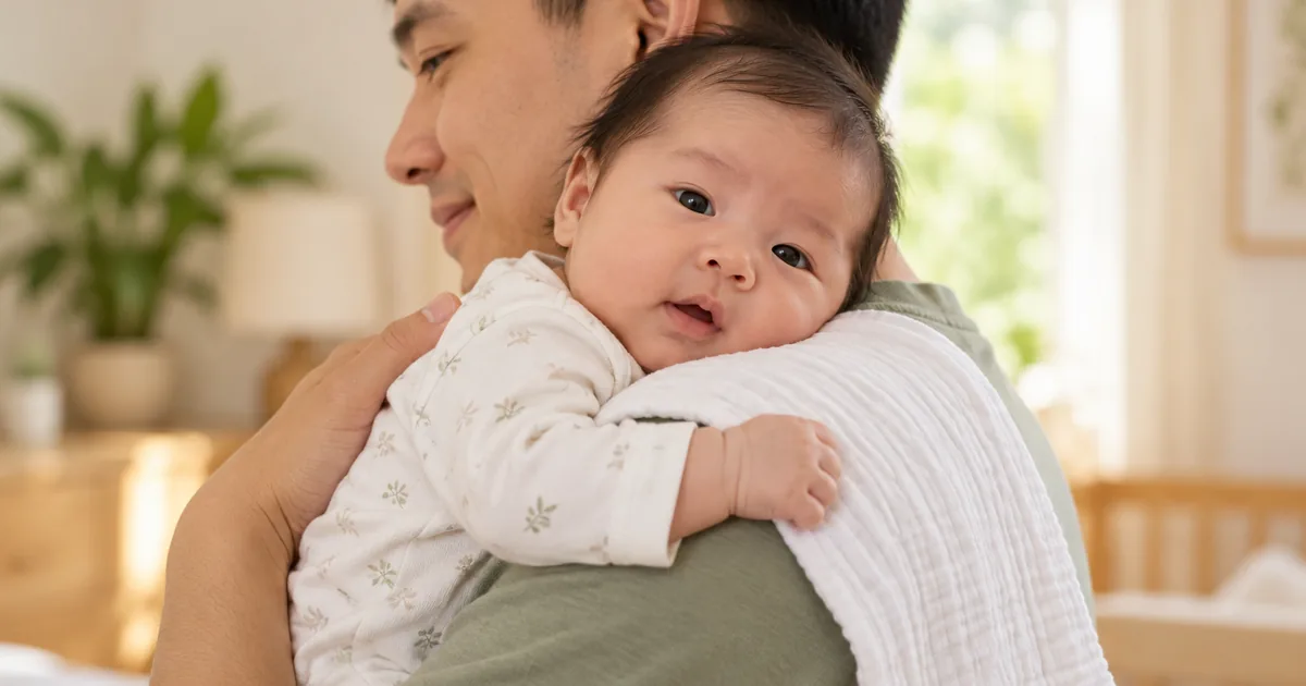 Bố bế bé tựa vai và chăm sóc nhẹ nhàng sau cữ bú.